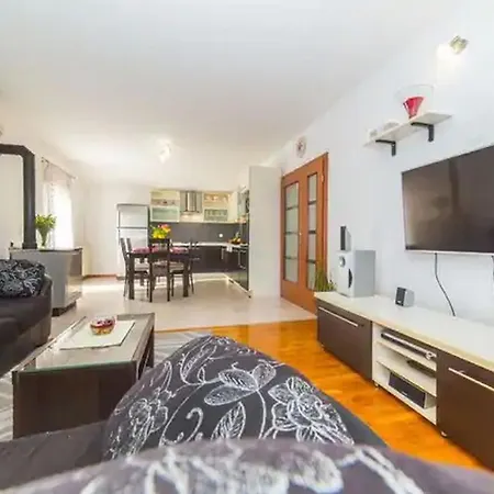 Hillside In With Pool, Terrace, And Stunning View Vila