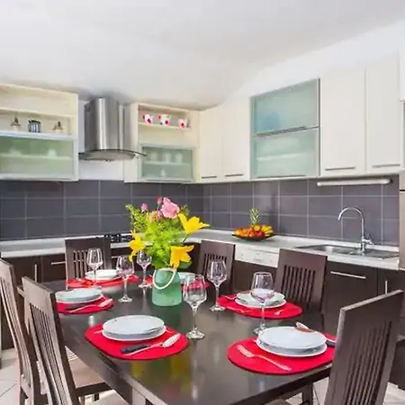 Hillside In With Pool, Terrace, And Stunning View Vila